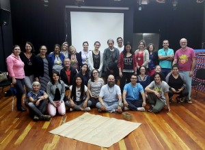 Com equipe Detalhe Teatro e profissionais da assistência social de Gaspar - Foto: Agência NPCA