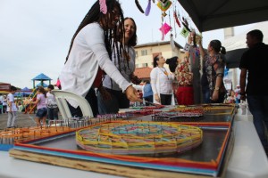 Interação com família de alunos da oficina de artesanato - Foto: Divulgação