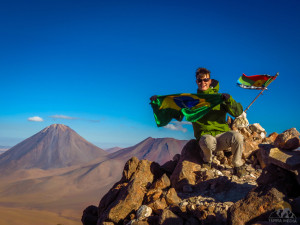 Henrique Krueger no cume de um vulcão no deserto do Atacama - Foto: Divulgação